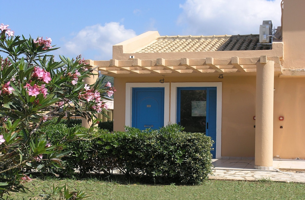 Ammoudia Maisonettes — Hotel building in Acharavi, Ionian Islands