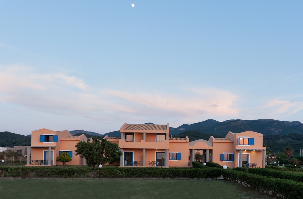 Ammoudia Maisonettes — Hotel building in Acharavi, Ionian Islands
