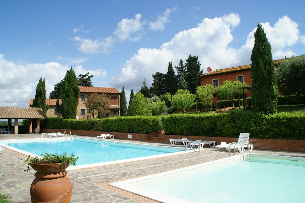 Tenuta Castellare di Tonda — Swimming pool in Montaione, Tuscany