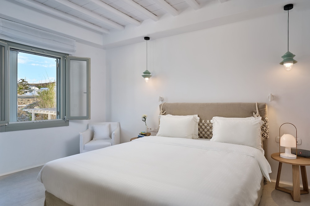 Adorno Beach Hotel & Suites — Hotel rooms in Ornos, South Aegean