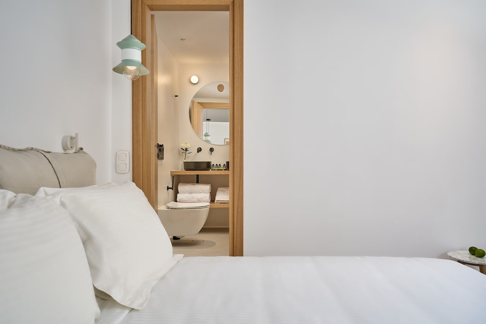 Adorno Beach Hotel & Suites — Hotel rooms in Ornos, South Aegean