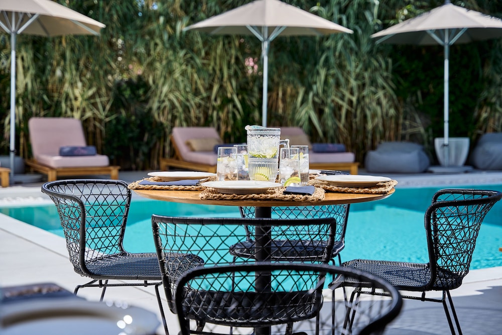 Adorno Beach Hotel & Suites — Restaurant & bars in Ornos, South Aegean