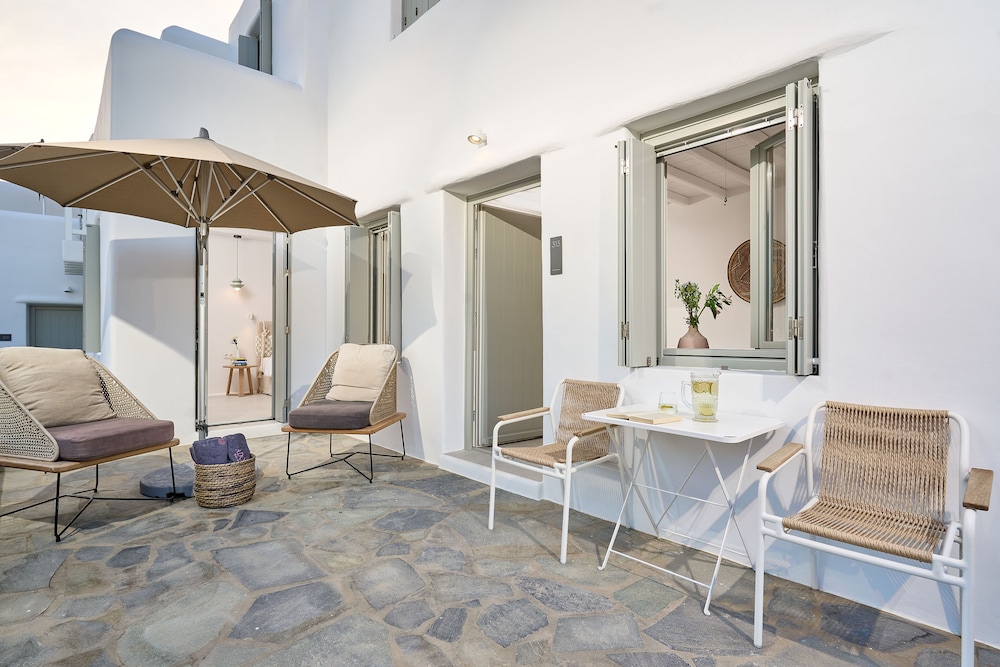 Adorno Beach Hotel & Suites — Hotel building in Ornos, South Aegean