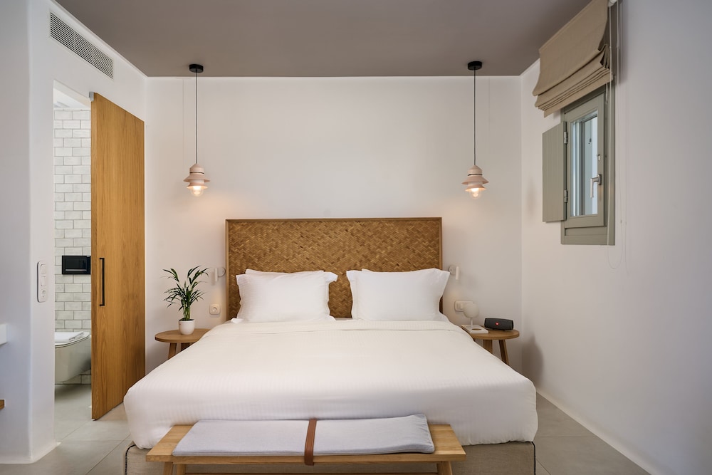 Adorno Beach Hotel & Suites — Hotel rooms in Ornos, South Aegean