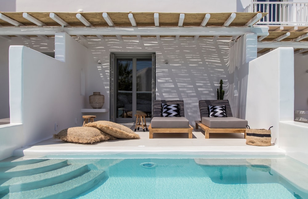 Adorno Beach Hotel & Suites — Swimming pool in Ornos, South Aegean