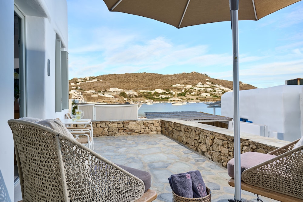 Adorno Beach Hotel & Suites — Hotel rooms in Ornos, South Aegean
