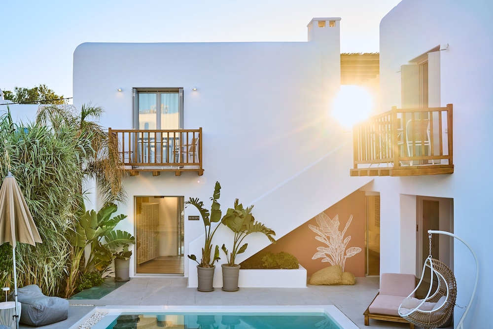 Adorno Beach Hotel & Suites — Hotel building in Ornos, South Aegean