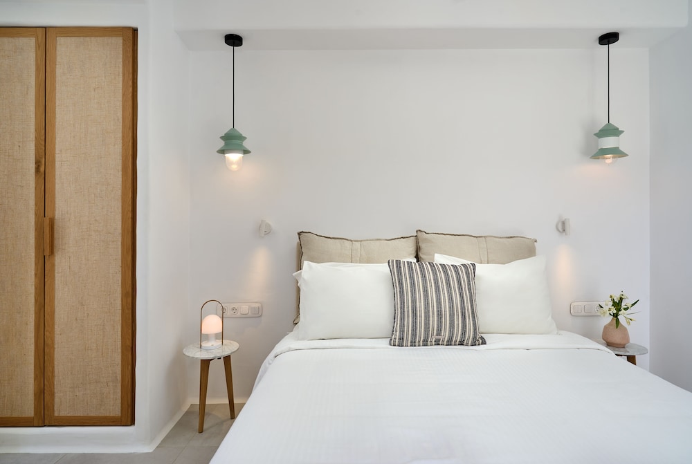 Adorno Beach Hotel & Suites — Hotel rooms in Ornos, South Aegean