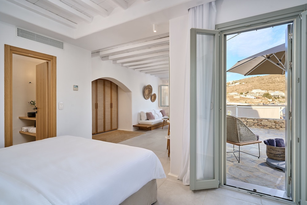 Adorno Beach Hotel & Suites — Hotel rooms in Ornos, South Aegean