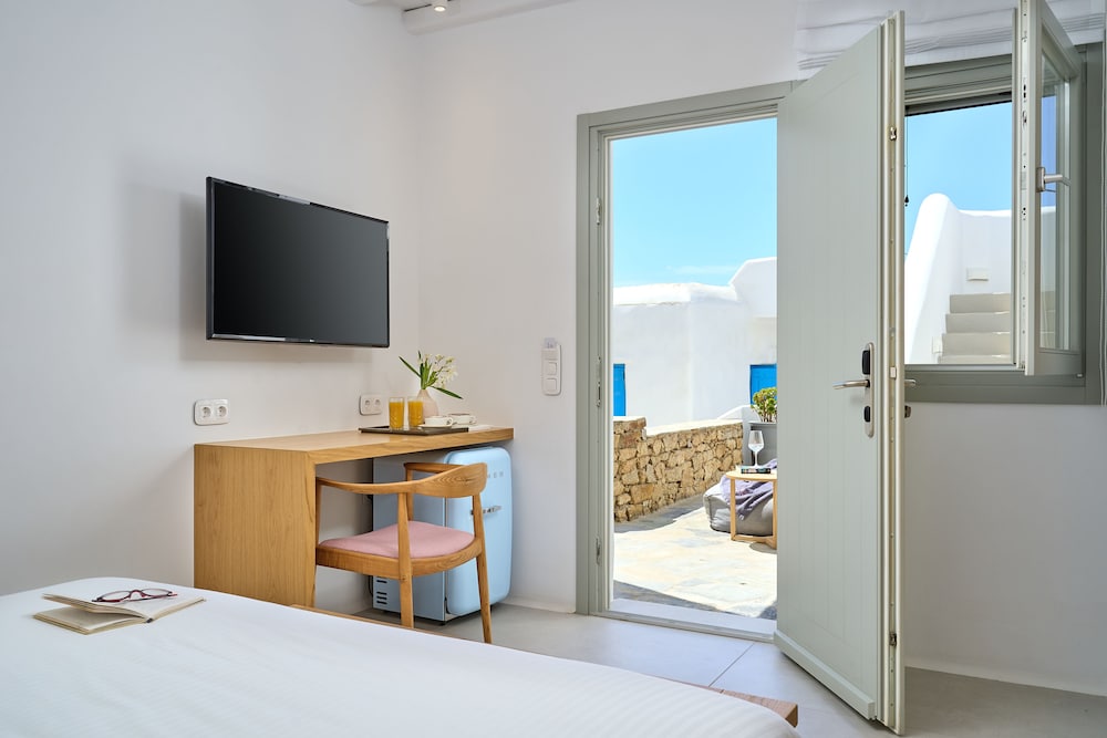 Adorno Beach Hotel & Suites — Hotel rooms in Ornos, South Aegean