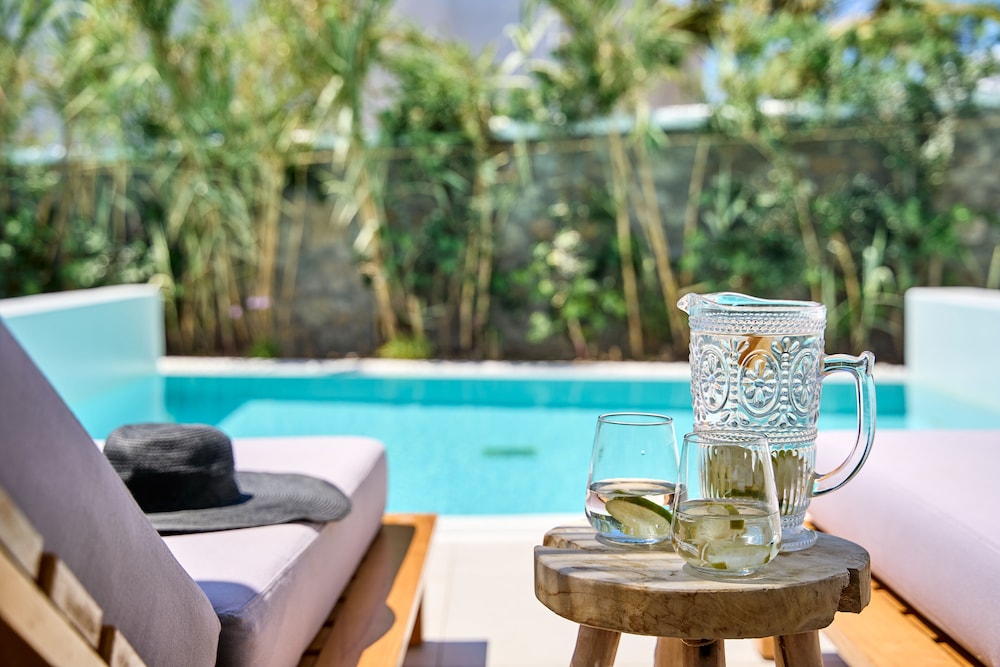 Adorno Beach Hotel & Suites — Swimming pool in Ornos, South Aegean