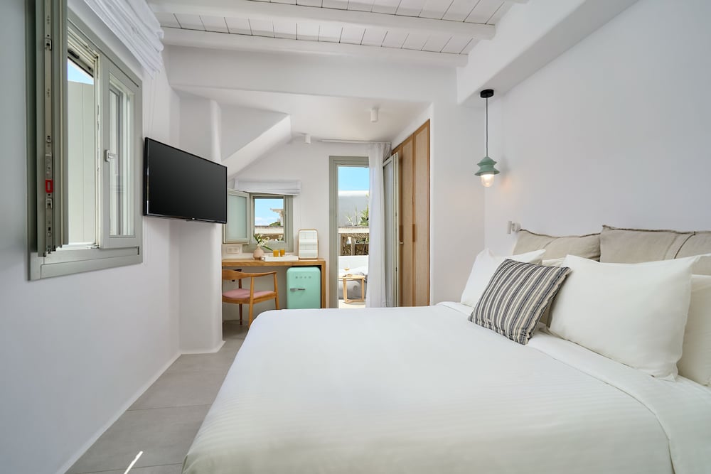 Adorno Beach Hotel & Suites — Hotel rooms in Ornos, South Aegean