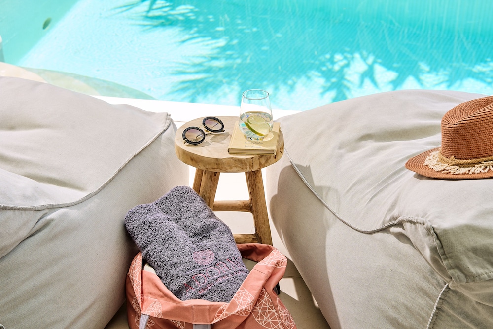 Adorno Beach Hotel & Suites — Swimming pool in Ornos, South Aegean