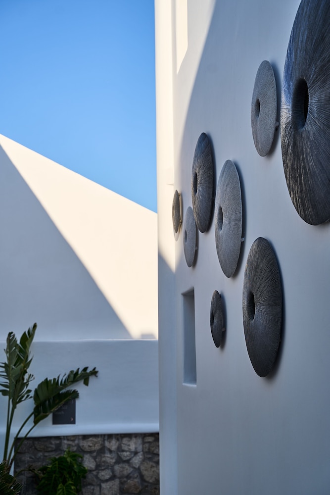 Adorno Beach Hotel & Suites — Hotel building in Ornos, South Aegean