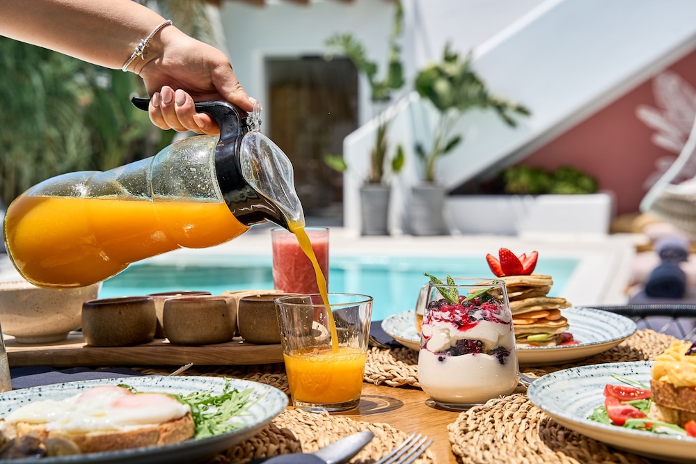 Adorno Beach Hotel & Suites — Swimming pool in Ornos, South Aegean