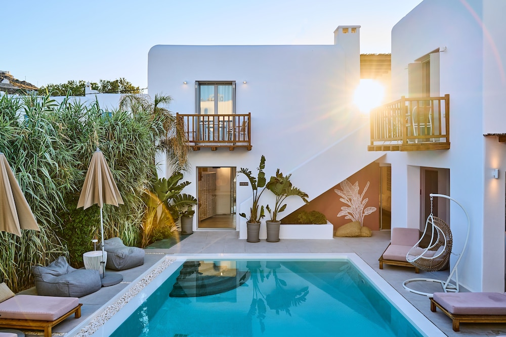 Adorno Beach Hotel & Suites — Swimming pool in Ornos, South Aegean