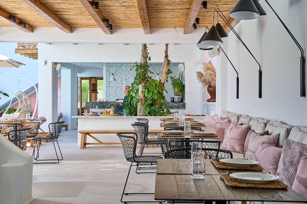 Adorno Beach Hotel & Suites — Restaurant & bars in Ornos, South Aegean