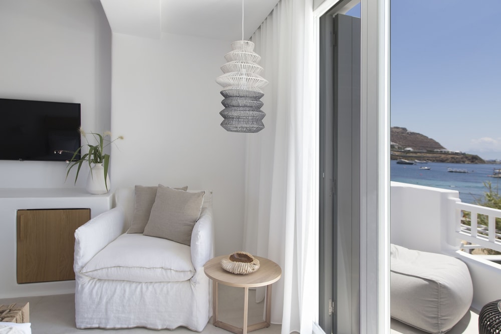 Adorno Beach Hotel & Suites — Hotel rooms in Ornos, South Aegean