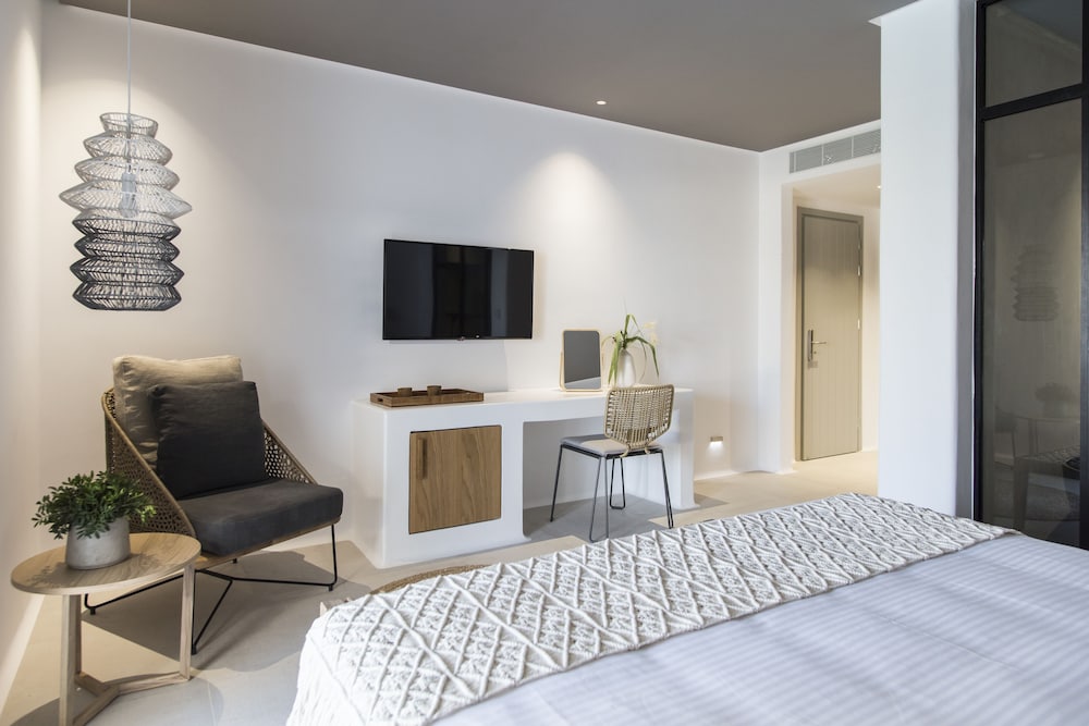 Adorno Beach Hotel & Suites — Hotel rooms in Ornos, South Aegean