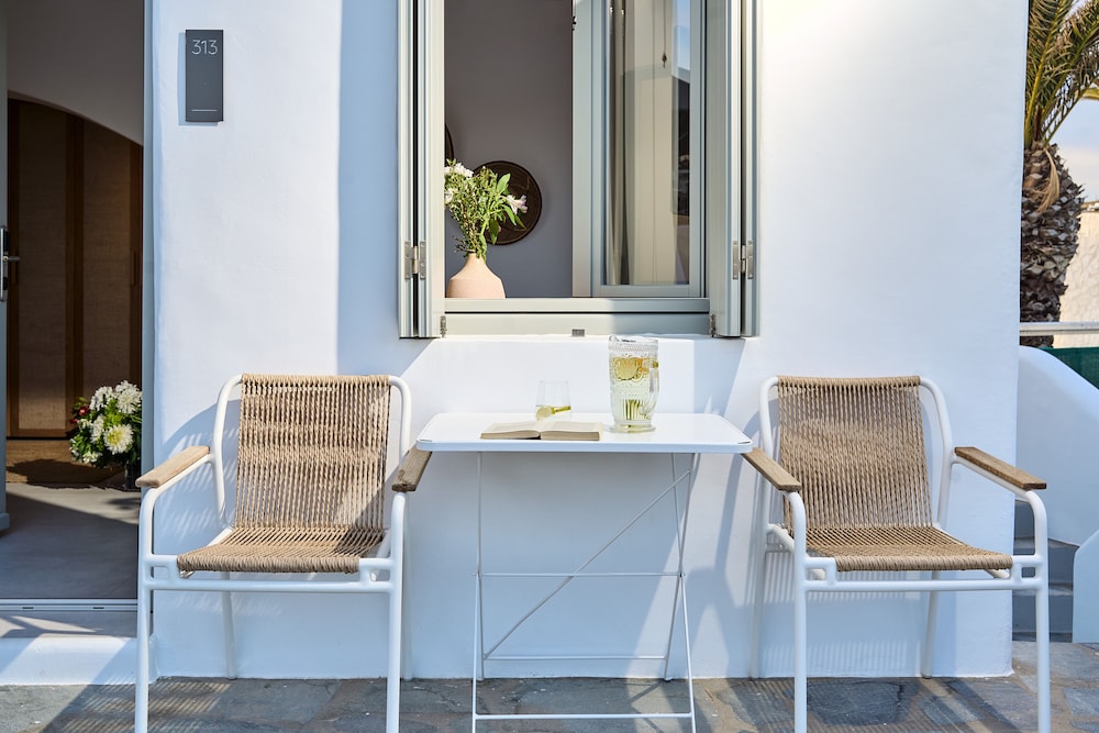 Adorno Beach Hotel & Suites — Hotel building in Ornos, South Aegean