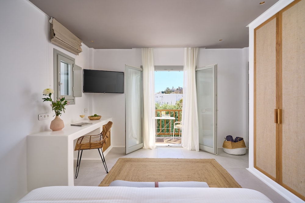 Adorno Beach Hotel & Suites — Hotel rooms in Ornos, South Aegean