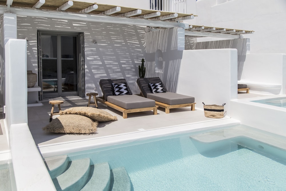 Adorno Beach Hotel & Suites — Swimming pool in Ornos, South Aegean
