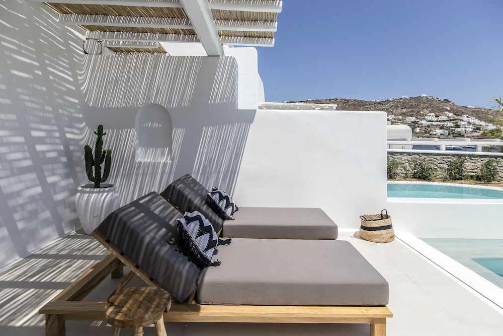 Adorno Beach Hotel & Suites — Hotel building in Ornos, South Aegean