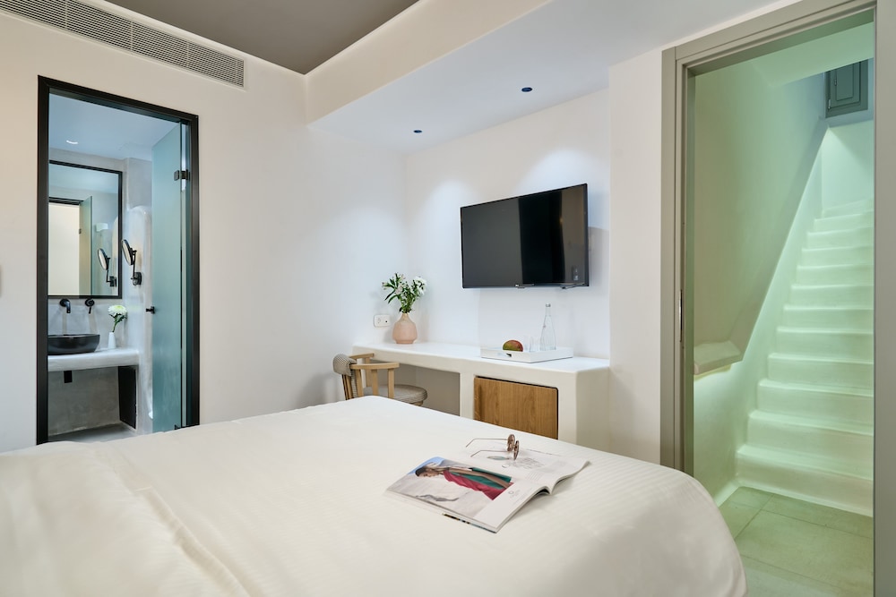 Adorno Beach Hotel & Suites — Hotel rooms in Ornos, South Aegean