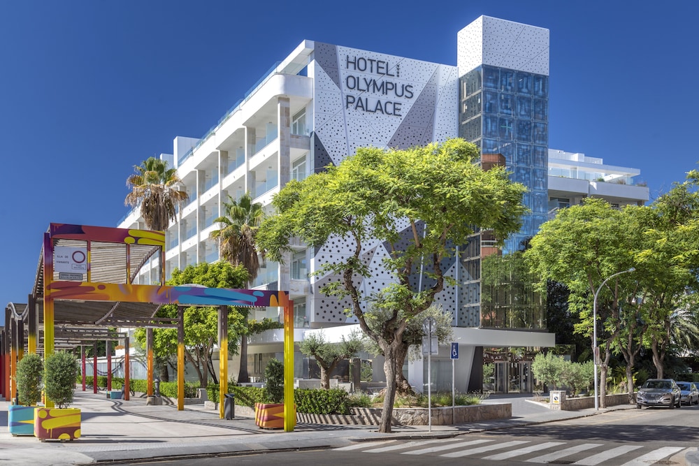 Olympus Palace — Hotel building in Salou, Catalonia