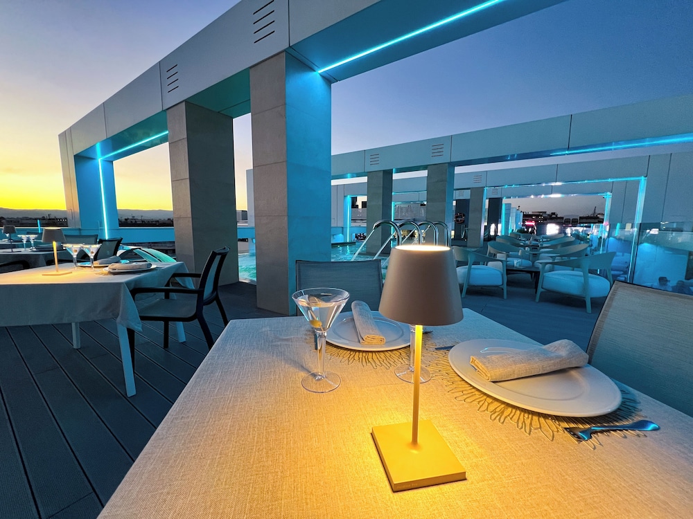 Olympus Palace — Restaurant & bars in Salou, Catalonia