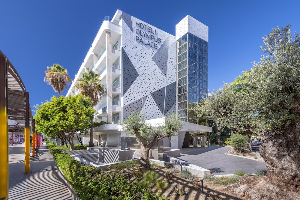 Olympus Palace — Hotel building in Salou, Catalonia