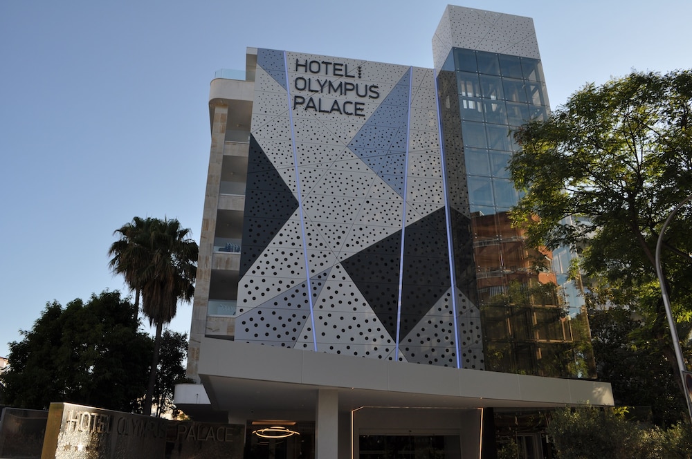 Olympus Palace — Hotel building in Salou, Catalonia