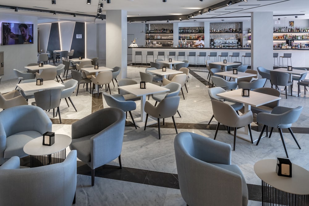 Olympus Palace — Restaurant & bars in Salou, Catalonia