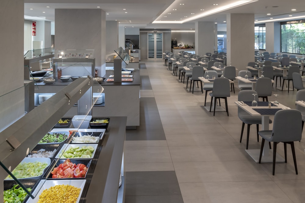 Olympus Palace — Restaurant & bars in Salou, Catalonia
