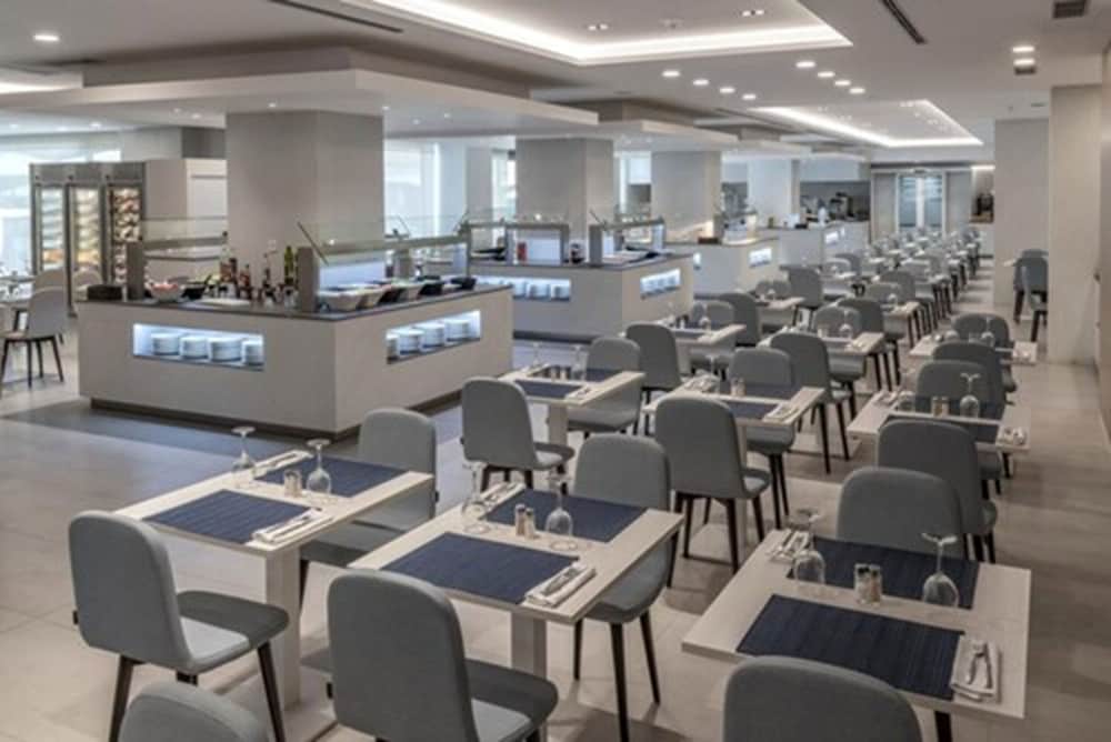 Olympus Palace — Restaurant & bars in Salou, Catalonia