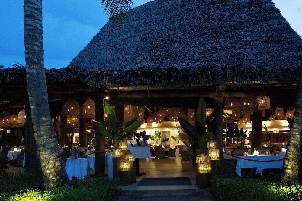 Breezes Beach Club & Spa – Half Board — Restaurant & bars in Dongwe, Zanzibar South