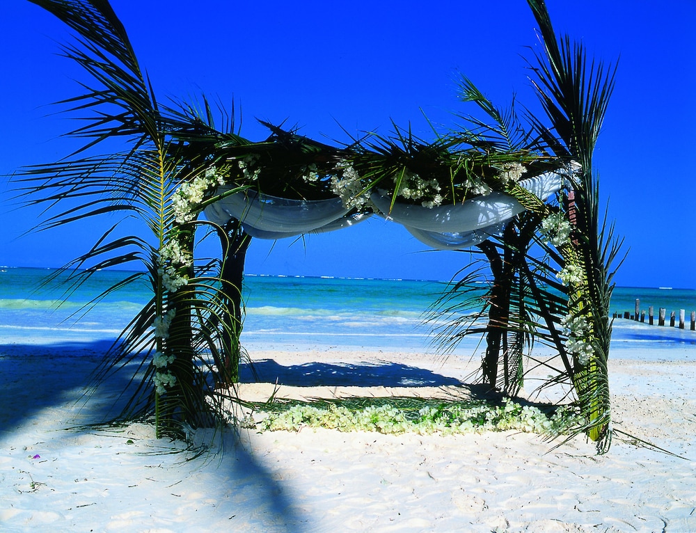 Breezes Beach Club & Spa – Half Board — Beach in Dongwe, Zanzibar South