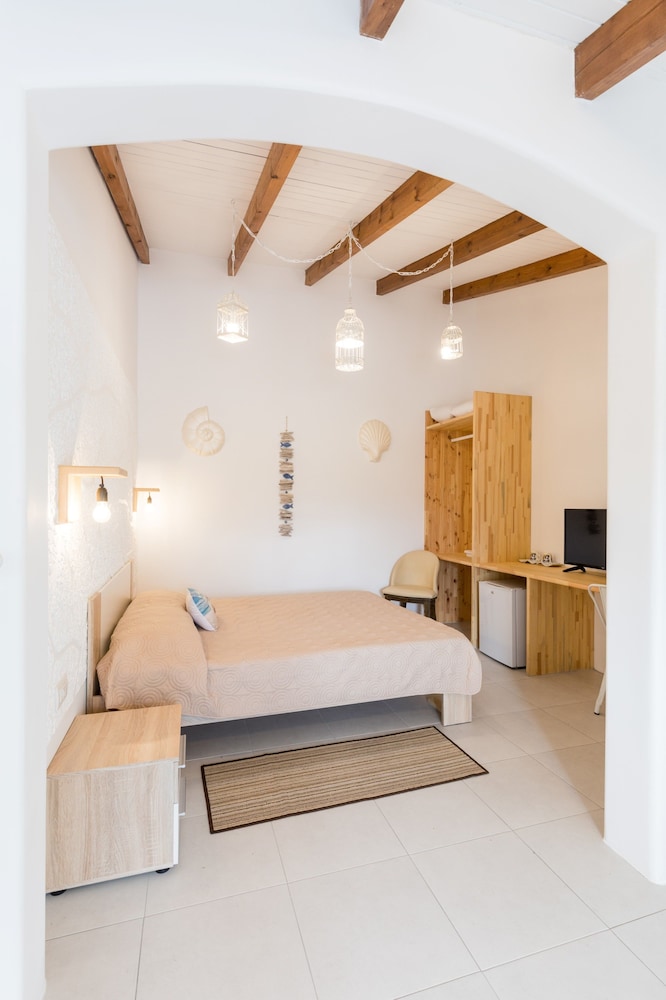 Bivalvia Beach Plus — Hotel rooms in Faliraki, South Aegean