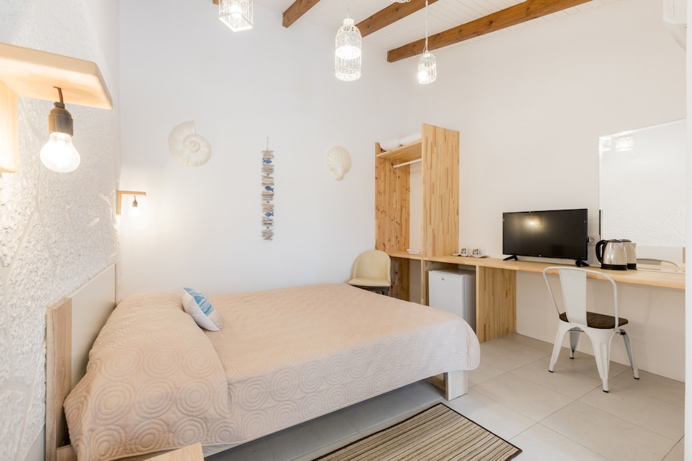 Bivalvia Beach Plus — Hotel rooms in Faliraki, South Aegean