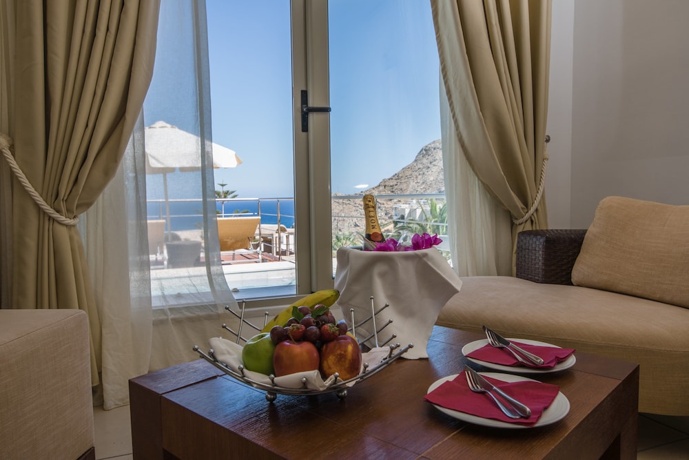 Hotel Antinea Suites & SPA — Hotel rooms in Kamari, South Aegean