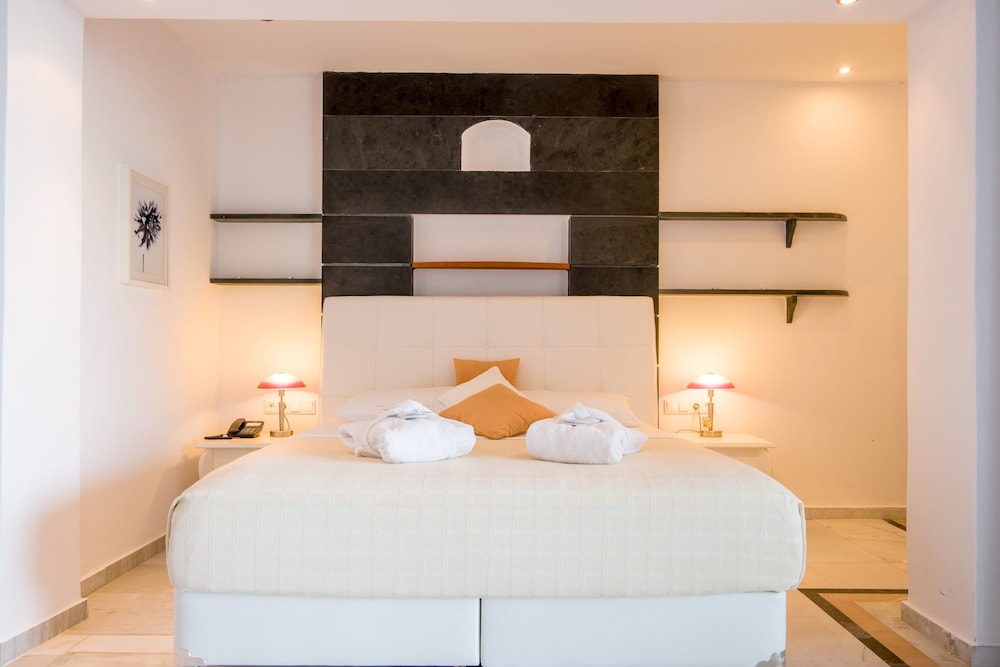 Hotel Antinea Suites & SPA — Hotel rooms in Kamari, South Aegean
