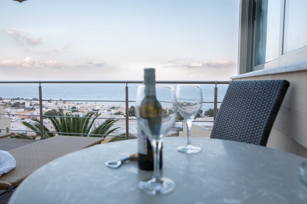 Hotel Antinea Suites & SPA — Hotel rooms in Kamari, South Aegean