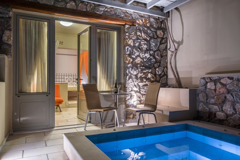 Hotel Antinea Suites & SPA — Swimming pool in Kamari, South Aegean