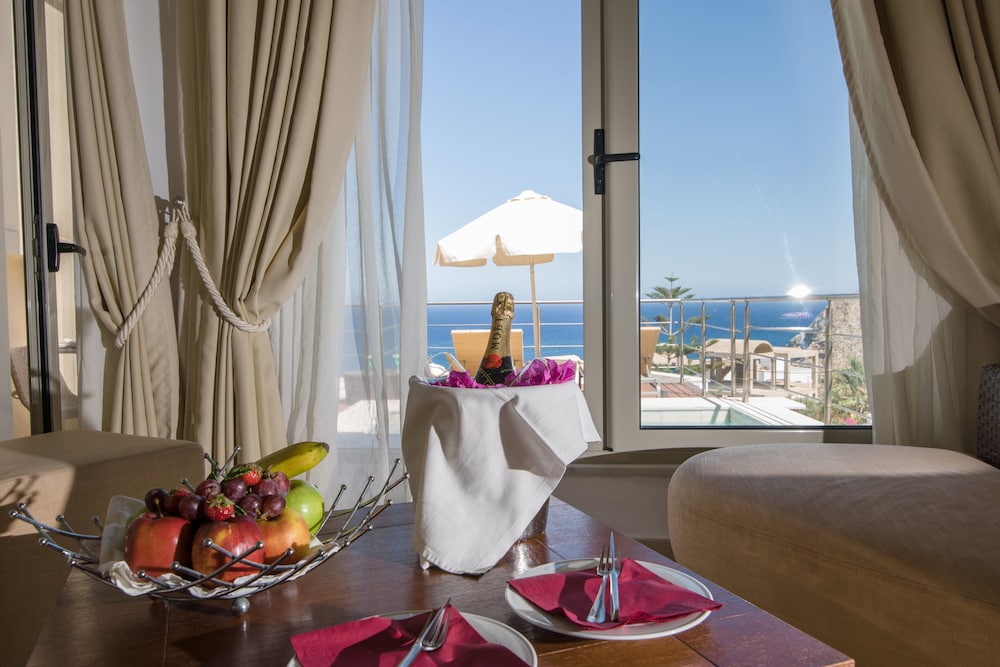 Hotel Antinea Suites & SPA — Hotel rooms in Kamari, South Aegean