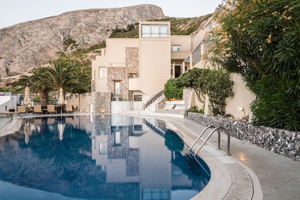 Hotel Antinea Suites & SPA — Swimming pool in Kamari, South Aegean