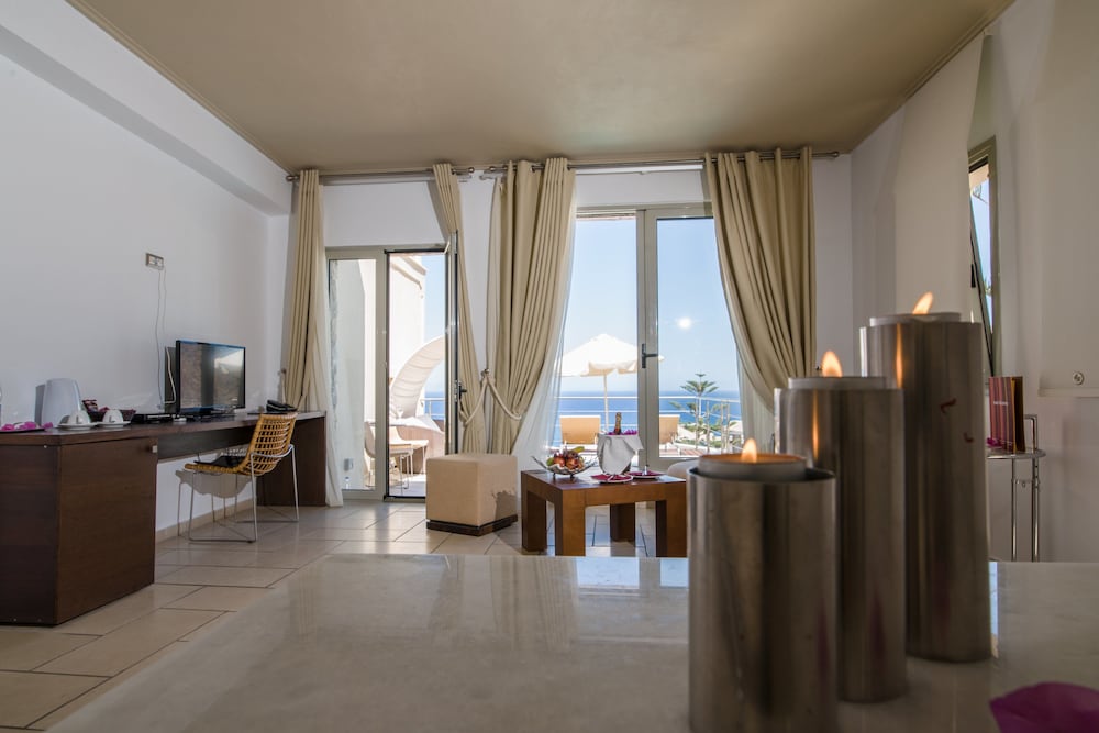 Hotel Antinea Suites & SPA — Hotel rooms in Kamari, South Aegean