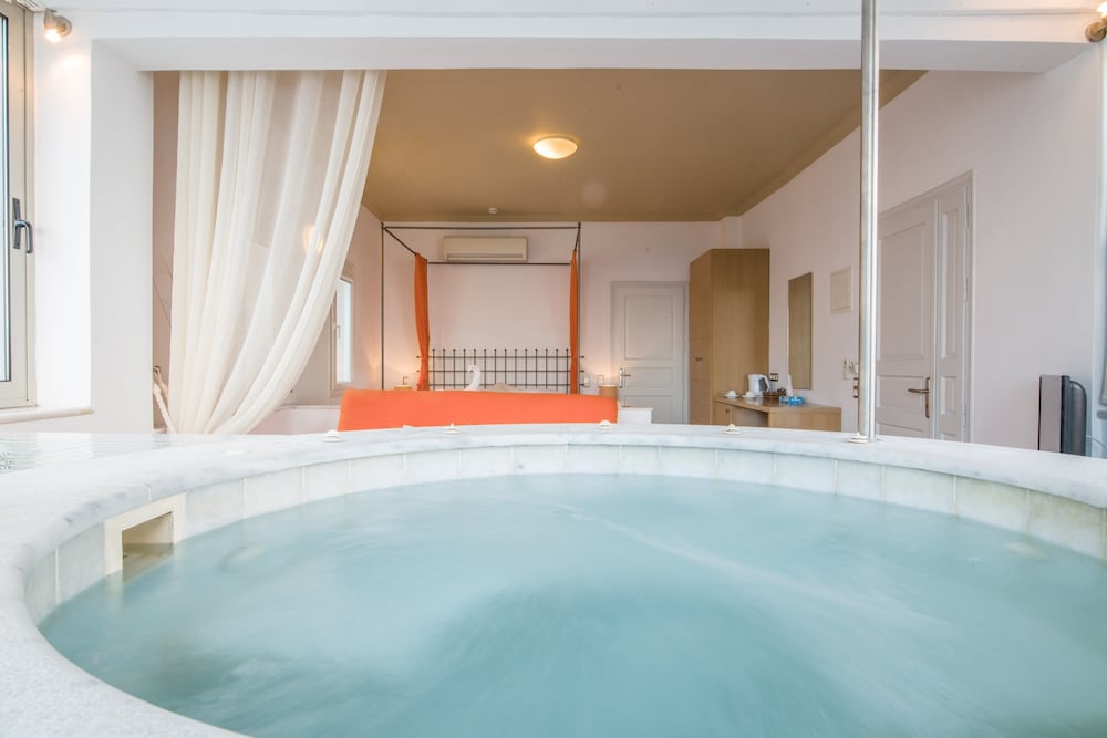 Hotel Antinea Suites & SPA — Hotel rooms in Kamari, South Aegean