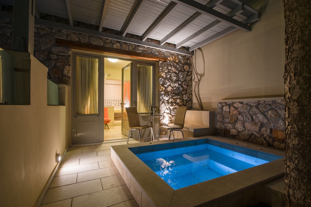 Hotel Antinea Suites & SPA — Swimming pool in Kamari, South Aegean