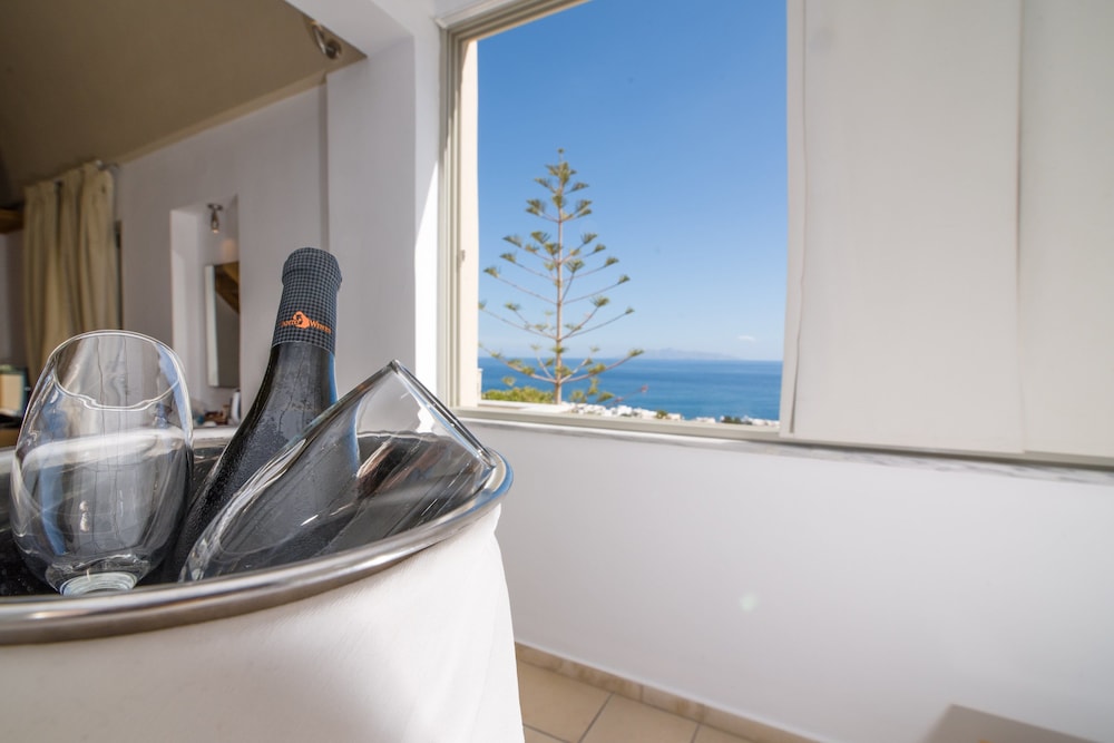 Hotel Antinea Suites & SPA — Hotel rooms in Kamari, South Aegean