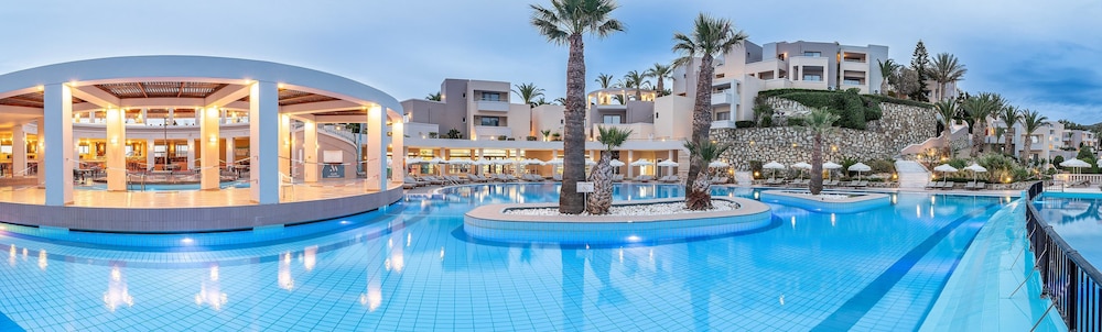 Athina Palace Resort & Spa — Swimming pool in Lygaria